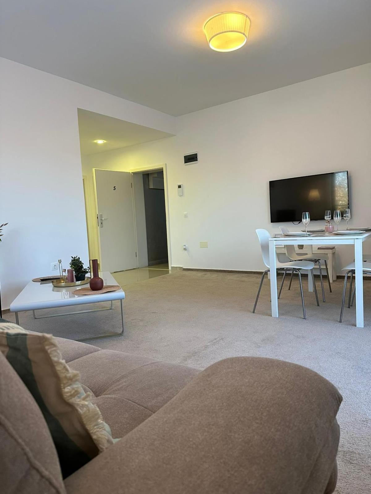 Luxury Glam Apartments & Studios Near Coresi Mall Braşov Dış mekan fotoğraf